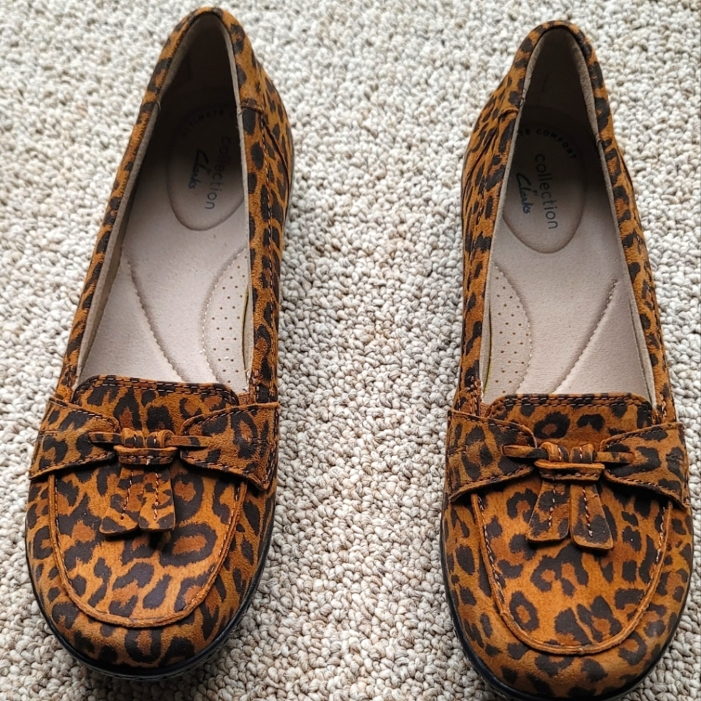 Brand new women's CLARKS slip on Ashland Bubble Leopard shoes size 8 Medium